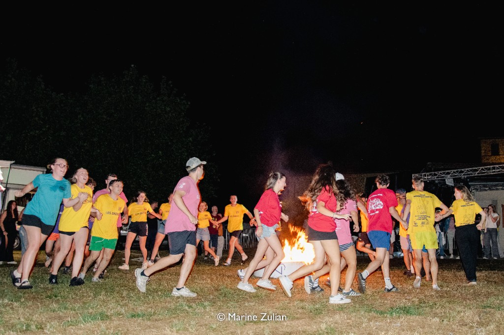 Danse autour du feu : Les Zazous © Marine Zulian