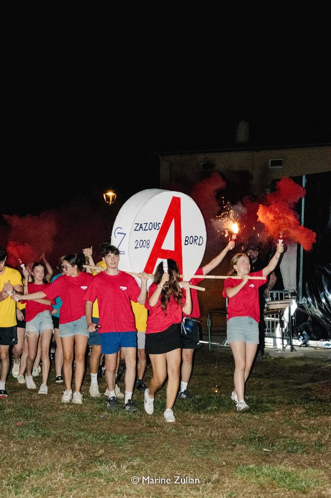 Défilé Les Zazous avec fumigènes © Marine Zulian